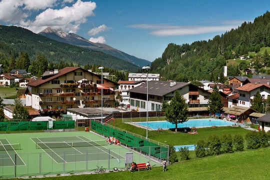 Camping Pradafenz empfiehlt Freibad Tennisplatz Pradaschier Churwalden Graubünden Schweiz